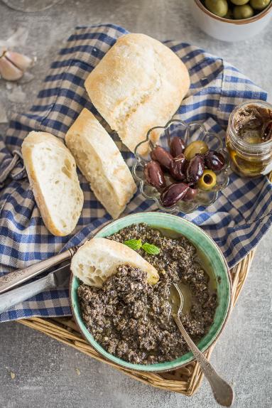 Zdjęcie - Włoska tapenada z oliwek i anchois - Przepisy kulinarne ze zdjęciami