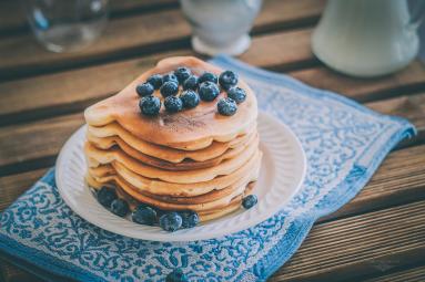 Zdjęcie - Pancakes na mleku – najprostsze - Przepisy kulinarne ze zdjęciami
