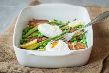 Zdjęcie - Rosti ze szparagami, groszkiem i jajkiem w koszulce - Przepisy kulinarne ze zdjęciami