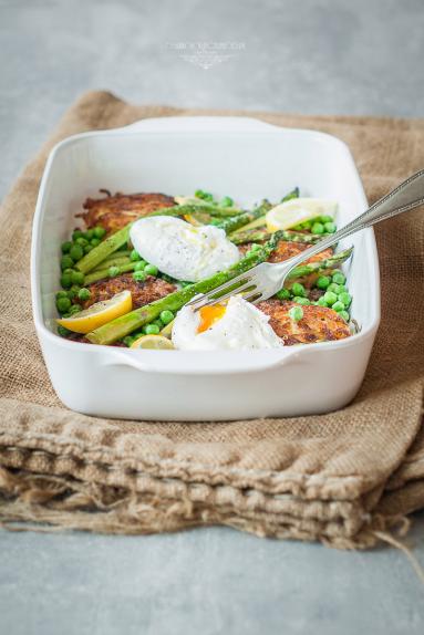 Zdjęcie - Rosti ze szparagami, groszkiem i jajkiem w koszulce - Przepisy kulinarne ze zdjęciami