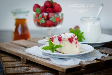 Zdjęcie - Ciasto jogurtowe z truskawkami i płatkami migdałów. - Przepisy kulinarne ze zdjęciami