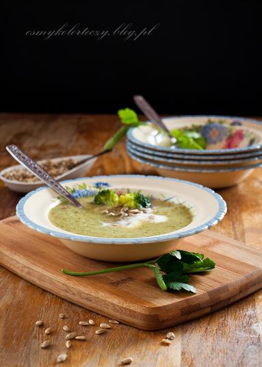 Zdjęcie - Zupa ziemniaczano-brokułowa z prażonymi ziarnami słonecznika. - Przepisy kulinarne ze zdjęciami