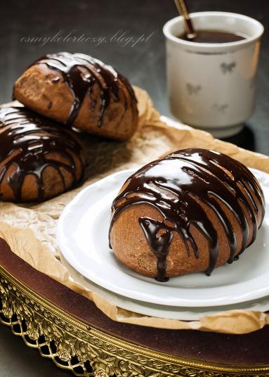 Zdjęcie - Kakaowe drożdżówki z bananem, czekoladą i masłem orzechowym. - Przepisy kulinarne ze zdjęciami