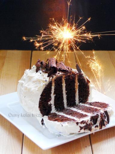 Zdjęcie - Urodzinowy torcik z puszki – biała czekolada i pierwsza rocznica. - Przepisy kulinarne ze zdjęciami