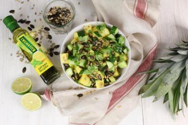 Zdjęcie - Ananasowo-ogórkowa sałatka z bazyliowo-cytrynowym dressingiem - Przepisy kulinarne ze zdjęciami