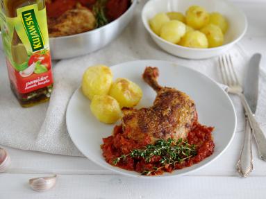 Zdjęcie - Udka kurczaka zapiekane w sosie pomidorowym - Przepisy kulinarne ze zdjęciami