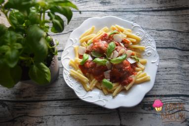 Zdjęcie - Pulpeciki z suszonymi pomidorami w sosie pomidorowym - Przepisy kulinarne ze zdjęciami