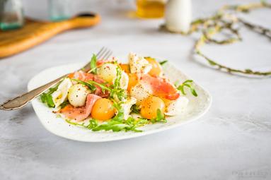 Zdjęcie - Sałatka z melonem, szynką parmeńską i mozzarellą - Przepisy kulinarne ze zdjęciami