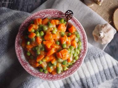 Zdjęcie - Zasmażana marchewka z groszkiem / Carrots with peas - Przepisy kulinarne ze zdjęciami