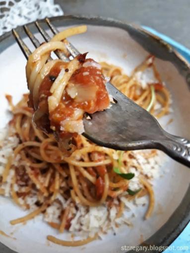Zdjęcie - Spaghetti z sosem z pieczonych pomidorów - Przepisy kulinarne ze zdjęciami