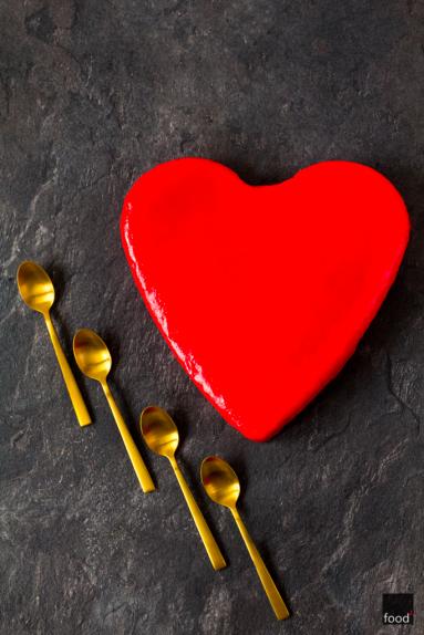 Zdjęcie - Walentynkowy sernik na zimno z malinami - Przepisy kulinarne ze zdjęciami