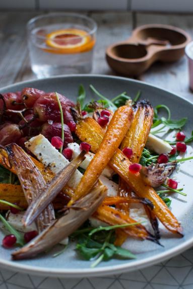 Zdjęcie - Sałatka z pieczonych marchewek i winogron - Przepisy kulinarne ze zdjęciami