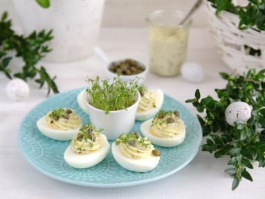 Zdjęcie - Jajka z majonezem bazyliowym, kaparami i rzeżuchą - Przepisy kulinarne ze zdjęciami
