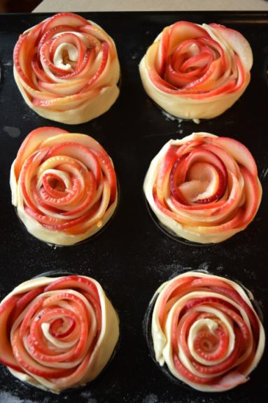 Zdjęcie - Róże jabłkowe z ciasta  francuskiego - Przepisy kulinarne ze zdjęciami