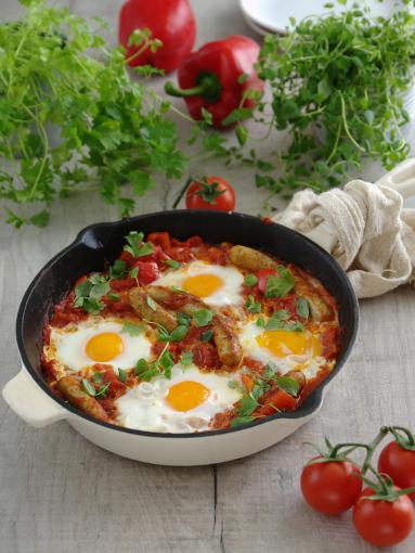 Zdjęcie - Szakszuka z pomidorami, papryką i kiełbasą - Przepisy kulinarne ze zdjęciami