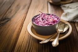 Zdjęcie - Coleslaw – prosta surówka z czerwonej kapusty - Przepisy kulinarne ze zdjęciami