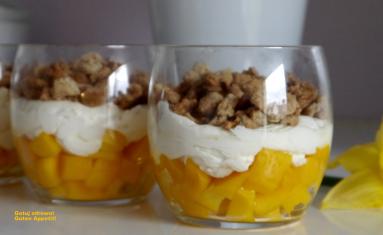 Zdjęcie - Deser z mango i domową kruszonką - Przepisy kulinarne ze zdjęciami