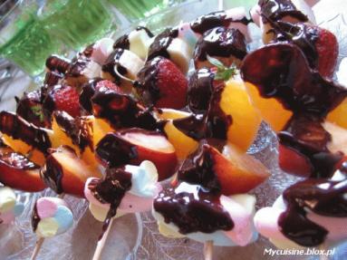 Zdjęcie - Owocowe szaszłyczki z  czekoladą  - Przepisy kulinarne ze zdjęciami