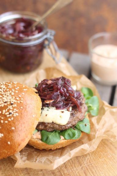 Zdjęcie - Burger z serem pleśniowym i konfiturą z czerwonej cebuli - Przepisy kulinarne ze zdjęciami