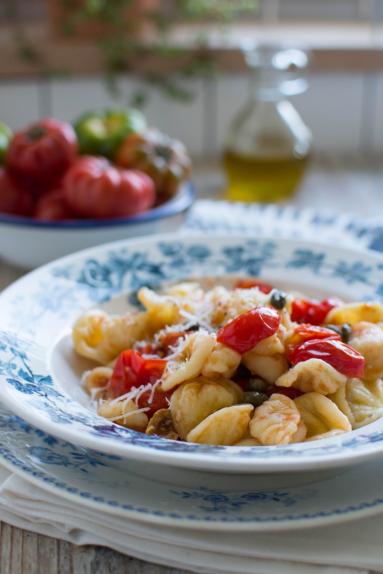 Zdjęcie - Orecchiette ze świeżymi pomidorami i kaparami - Przepisy kulinarne ze zdjęciami