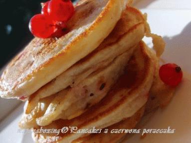 Zdjęcie - Pancakes z czerwonymi porzeczkami  - Przepisy kulinarne ze zdjęciami