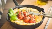 Zdjęcie - Serowa strata ze szpinakiem i pomidorami - Przepisy kulinarne ze zdjęciami