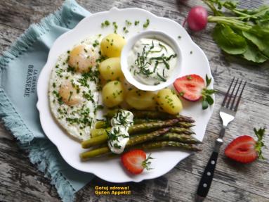 Zdjęcie - Zielone szparagi i jogurtowy dip z czosnkiem niedźwiedzim - Przepisy kulinarne ze zdjęciami