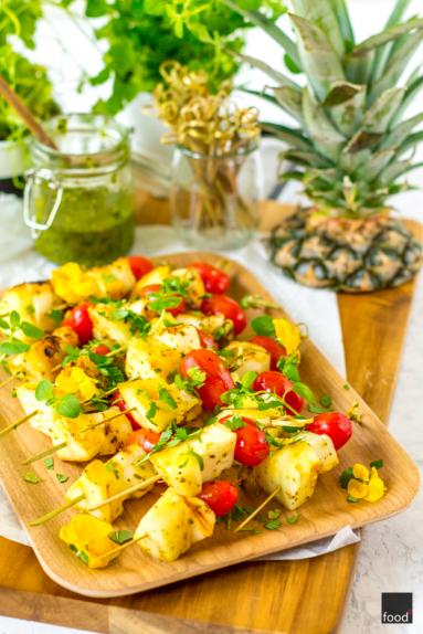 Zdjęcie - Szaszłyki z serem halloumi, ananasem i pomidorami - Przepisy kulinarne ze zdjęciami