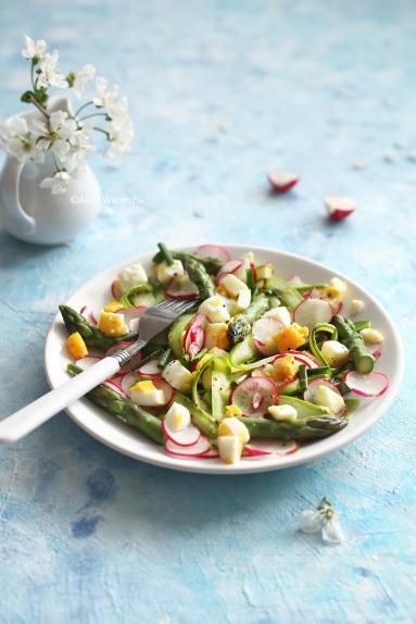 Zdjęcie - Wiosenna sałatka szparagowa - Przepisy kulinarne ze zdjęciami