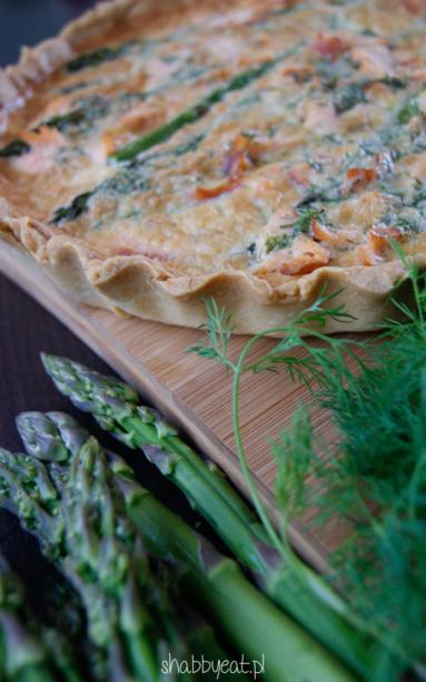 Zdjęcie - Tarta ze szparagami i łososiem - Przepisy kulinarne ze zdjęciami