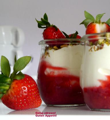 Zdjęcie - Rabarbarowy deser jogurtowy - Przepisy kulinarne ze zdjęciami
