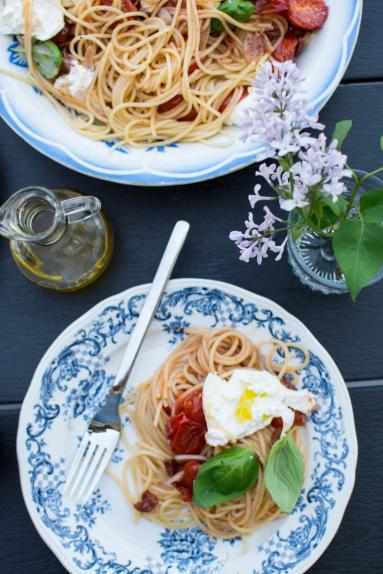 Zdjęcie - Spaghetti z sosem ze świeżych pomidorów i burratą - Przepisy kulinarne ze zdjęciami