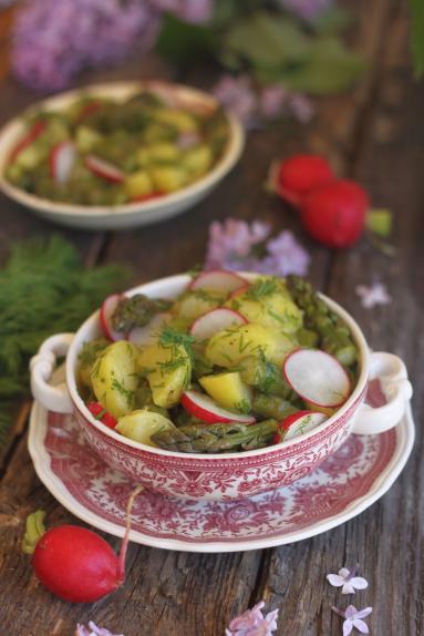 Zdjęcie - Sałatka ziemniaczana ze szparagami - Przepisy kulinarne ze zdjęciami