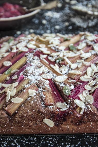 Zdjęcie - Szybkie ciasto z rabarbarem, kakao i mąką owsianą - Przepisy kulinarne ze zdjęciami