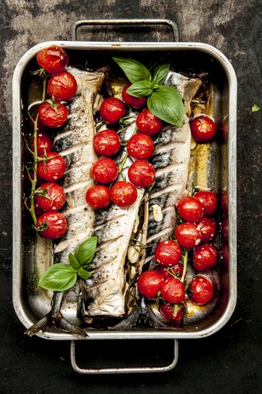 Zdjęcie - Świeża makrela pieczona z pomidorkami - Przepisy kulinarne ze zdjęciami