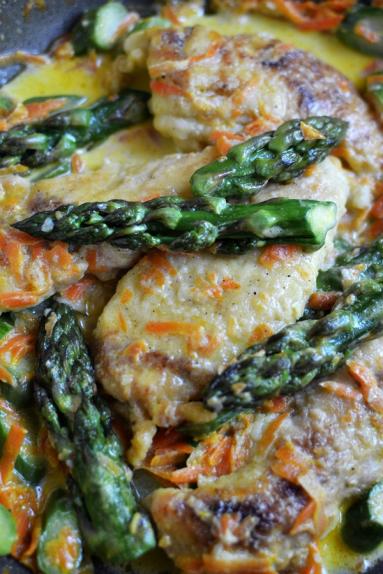 Zdjęcie - Kurczak z marchewką i szparagami - Przepisy kulinarne ze zdjęciami