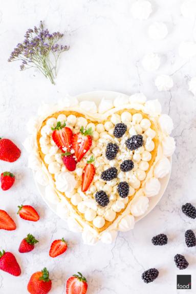 Zdjęcie - Tort biszkoptowy z kremem z białej czekolady, bezą i owocami - Przepisy kulinarne ze zdjęciami