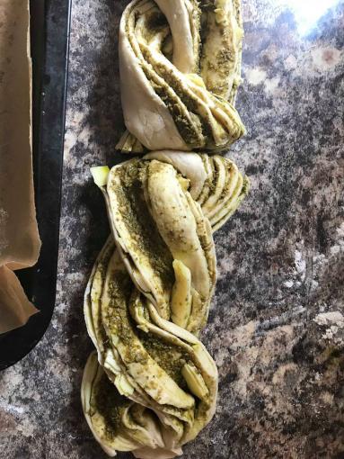 Zdjęcie - Drożdżówka z pesto i mozzarellą - Przepisy kulinarne ze zdjęciami