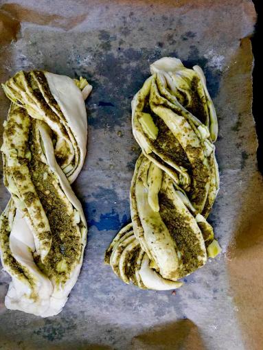 Zdjęcie - Drożdżówka z pesto i mozzarellą - Przepisy kulinarne ze zdjęciami