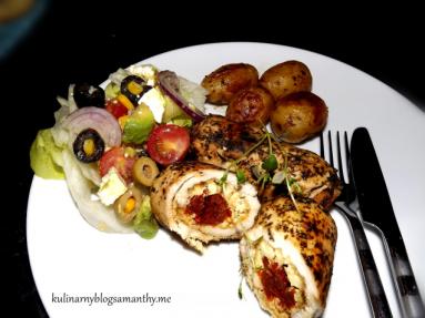 Zdjęcie - Roladki z kurczaka z suszonymi pomidorami i fetą - Przepisy kulinarne ze zdjęciami