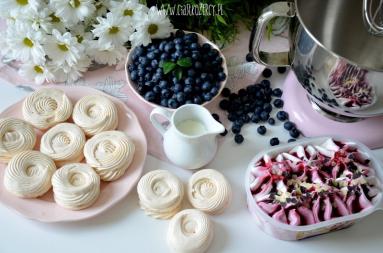 Zdjęcie - Bezy z lodami jagodowymi - Przepisy kulinarne ze zdjęciami