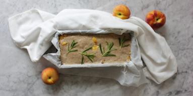 Zdjęcie - Pszenno-żytni chleb na zakwasie z brzoskwiniami i rozmarynem - Przepisy kulinarne ze zdjęciami