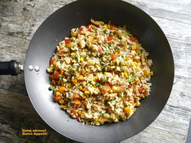 Zdjęcie - Kurczak z woka z ryżem i warzywami - Przepisy kulinarne ze zdjęciami