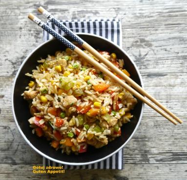 Zdjęcie - Kurczak z woka z ryżem i warzywami - Przepisy kulinarne ze zdjęciami