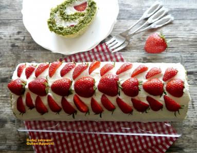 Zdjęcie - Rolada szpinakowa z truskawkami - super fit - Przepisy kulinarne ze zdjęciami