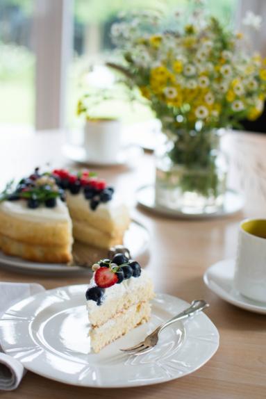 Zdjęcie - Tort z kremem z białej czekolady i owocami - Przepisy kulinarne ze zdjęciami