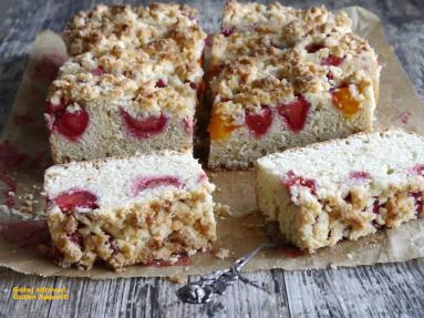 Zdjęcie - Ciasto drożdżowe z truskawkami i morelami - proste, bez zaczynu - Przepisy kulinarne ze zdjęciami