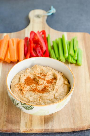 Zdjęcie - Hummus z masłem orzechowym i wędzoną papryką - Przepisy kulinarne ze zdjęciami