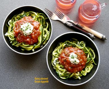 Zdjęcie - Zoodles z cukinii z sosem pomidorowym - Przepisy kulinarne ze zdjęciami