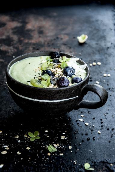 Zdjęcie - Zielone smoothie ze szpinakiem pełne polifenoli - Przepisy kulinarne ze zdjęciami